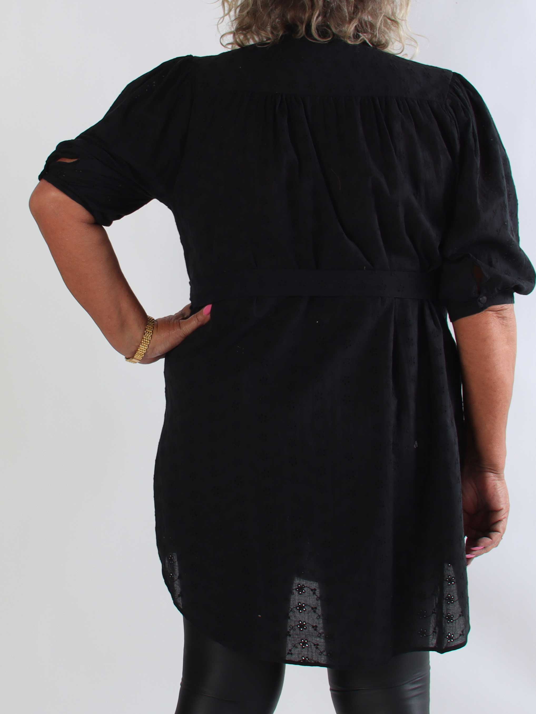 Soffie - Plus size tunikakjole i viskose med smukke broderie anglaise-detaljer